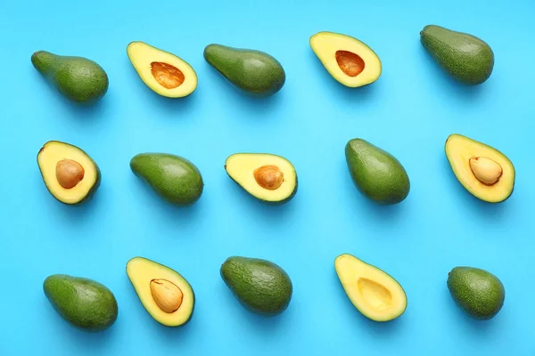 Verse avocado's op kleur achtergrond — Stockfoto