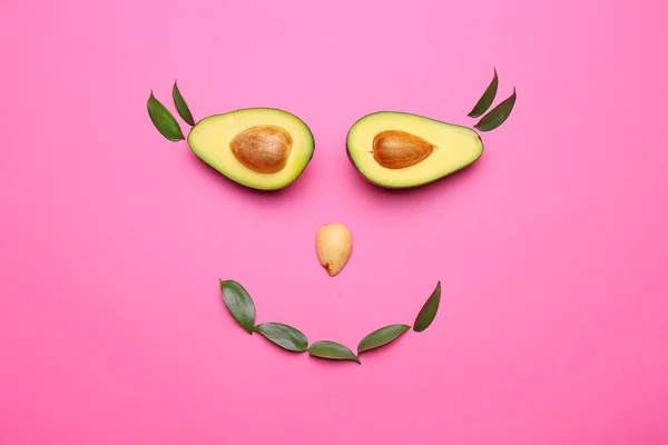 Renkli arka planda taze avokado yapılmış komik yüz — Stok fotoğraf