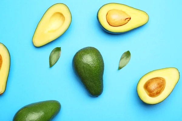 Verse avocado's op kleur achtergrond — Stockfoto