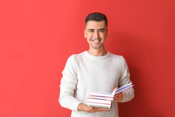 Guru tampan dengan buku dengan latar belakang warna — Stok Foto