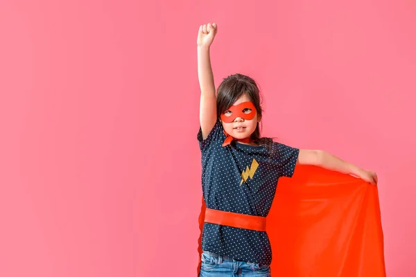 Linda niña vestida como superhéroe sobre fondo de color — Foto de Stock