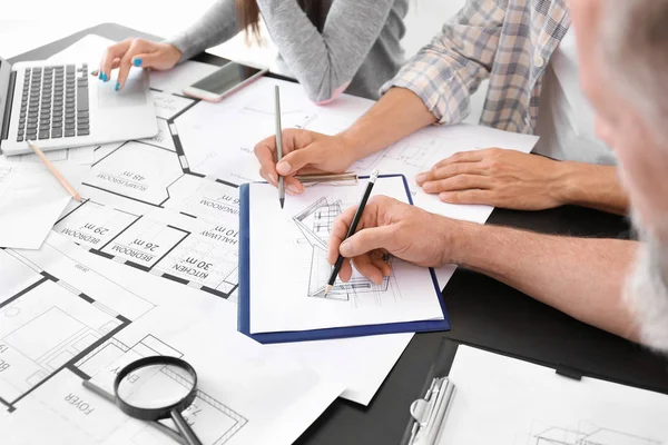 Projeyi ofiste tartışan mimarlar ekibi