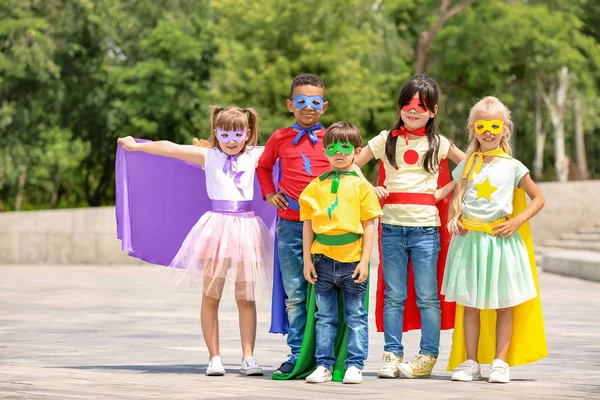 Lindos niños pequeños vestidos como superhéroes al aire libre — Foto de Stock