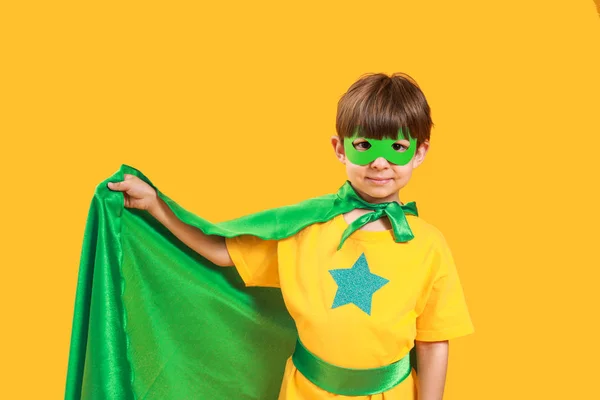 Lindo niño vestido como superhéroe en el fondo de color — Foto de Stock