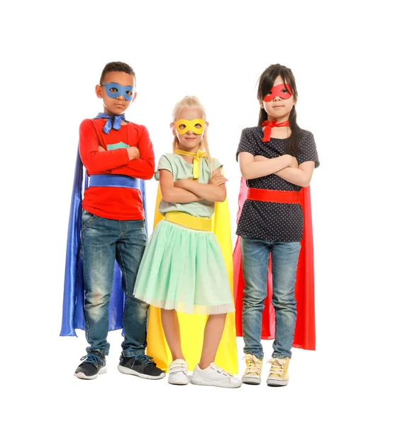 Bonito crianças vestidas como super-heróis no fundo branco — Fotografia de Stock