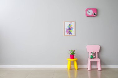 Modern çocuk odasında ışık duvarına yakın sandalye ve masa