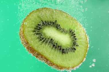 Suda olgun kivi dilimi, closeup