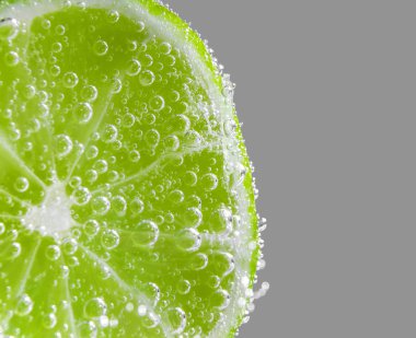 Suda olgun kireç dilimi, closeup