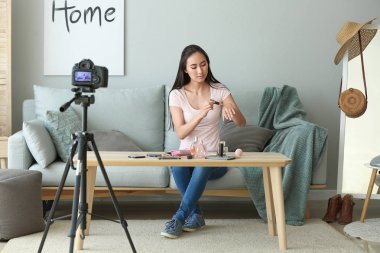 Asyalı güzellik blogcusu evde video kaydediyor