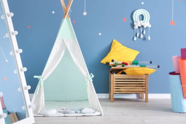 Teepee ile modern çocuk odası iç