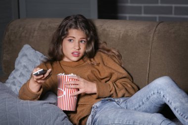 Duygusal genç kız gece Tv izlerken