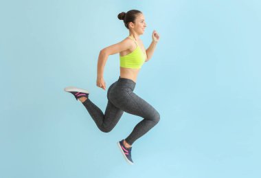 Açık renk arka planda sportif kadın koşu