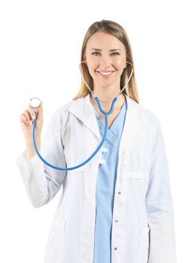 beyaz zemin üzerine stetoskop ile kadın doktor