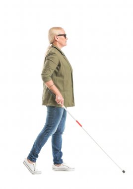 Beyaz arka planda kör olgun kadın