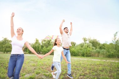 Mutlu aile uçan uçurtma açık havada