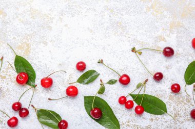 Hafif arka planda olgun tatlı kiraz