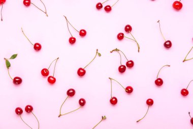 Renk arka plan üzerinde birçok olgun tatlı kiraz
