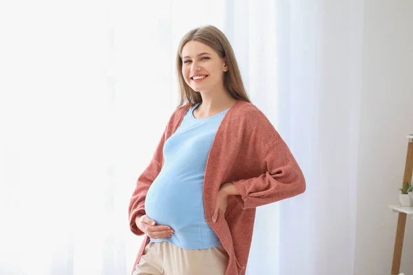 自宅で美しい妊婦 — ストック写真