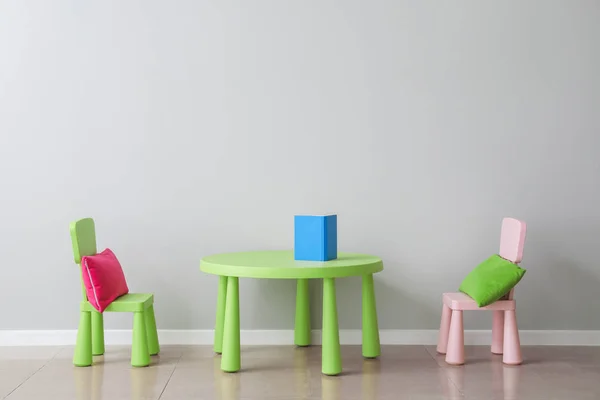 현대 어린이 방의 빛의 벽 근처의 의자와 테이블 — 스톡 사진