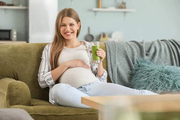 Frumoasă femeie însărcinată care bea smoothie acasă — Fotografie, imagine de stoc