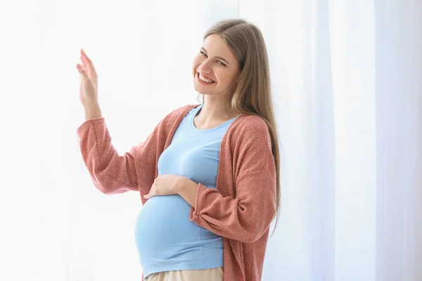 Mulher grávida bonita em casa — Fotografia de Stock