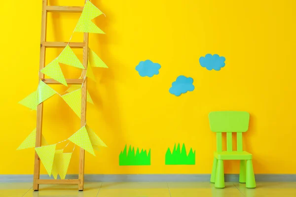 Silla y escalera con decoración cerca de la pared de color en la habitación de los niños modernos — Foto de Stock