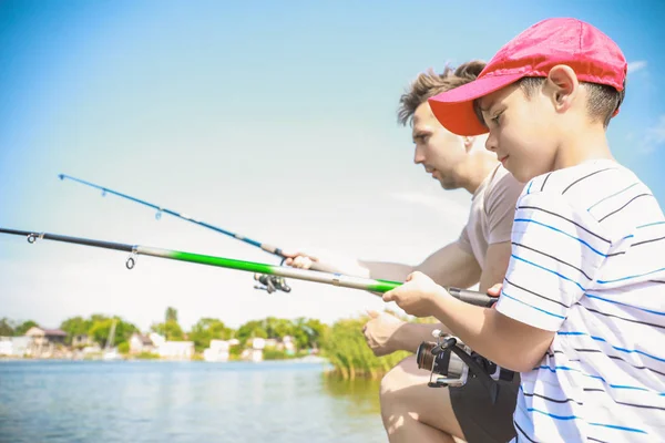 Padre e figlio pesca insieme sul fiume — Foto Stock