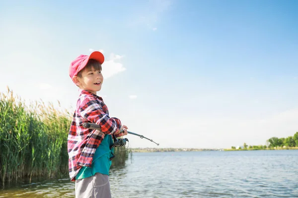 Netter kleiner Junge angelt auf dem Fluss — Stockfoto