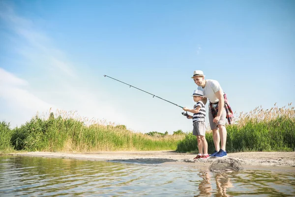 Padre e figlio pesca insieme sul fiume — Foto Stock