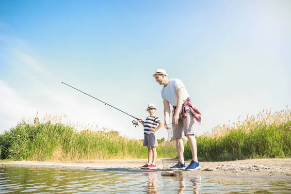 Padre e hijo pescando juntos en el río — Foto de Stock