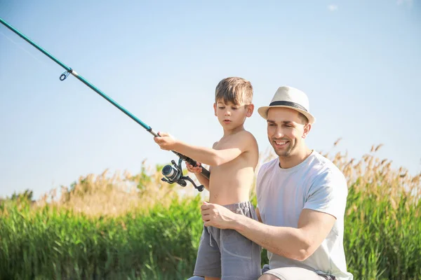 Padre e hijo pescando juntos en el río — Foto de Stock