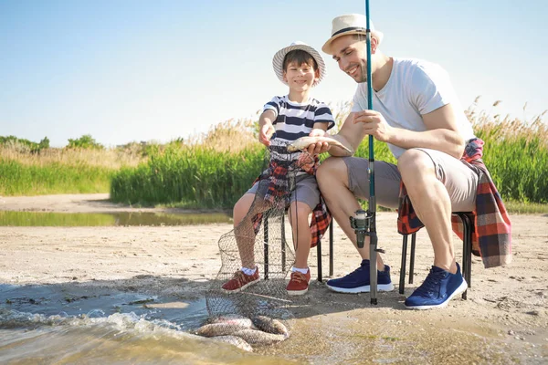 Pai e filho pescando juntos no rio — Fotografia de Stock