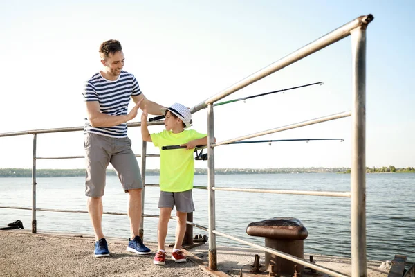 Padre e figlio pesca insieme sul fiume — Foto Stock