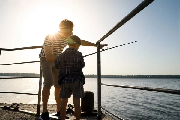 Padre e figlio pesca insieme sul fiume — Foto Stock