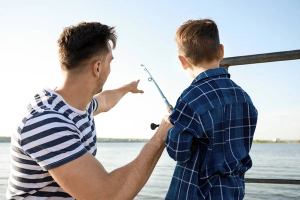 Pai e filho pescando juntos no rio — Fotografia de Stock