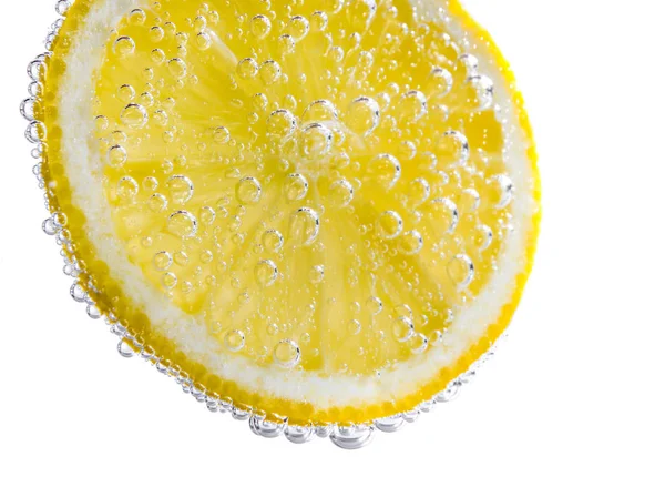 Ripe lemon slice in water, closeup — Stock Photo, Image