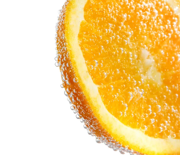 Ripe orange slice in water, closeup — Stock Photo, Image