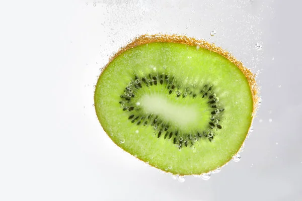 Rijpe Kiwi slice in water — Stockfoto