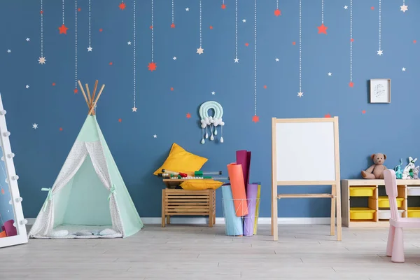 Інтер'єр сучасної дитячої кімнати з сонечком — стокове фото