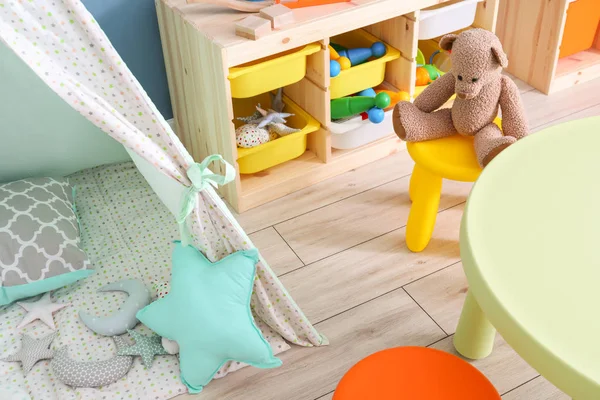 Einrichtung eines modernen Kinderzimmers mit Tipi — Stockfoto