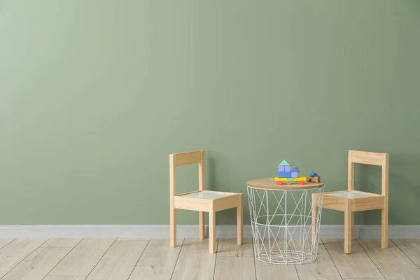 Table and chairs near wall in modern children's room — Stock Photo, Image