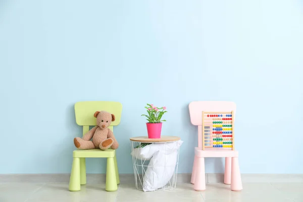 Chairs and table near color wall in children's room — Stock Photo, Image