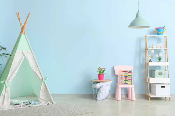 Интерьер современной детской комнаты с вигвамом — стоковое фото