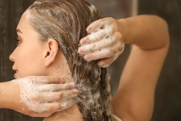 Hermosa joven lavando el cabello en la ducha — Foto de Stock