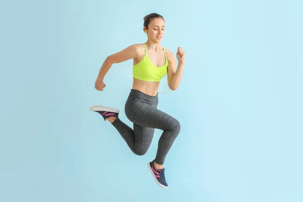 Correr mujer deportiva sobre fondo de color claro —  Fotos de Stock