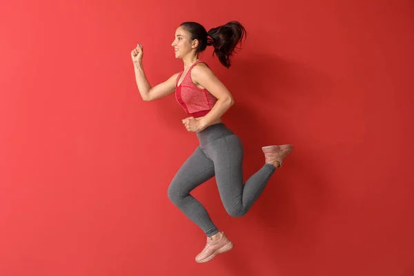 Correr mujer deportiva sobre fondo de color — Foto de Stock