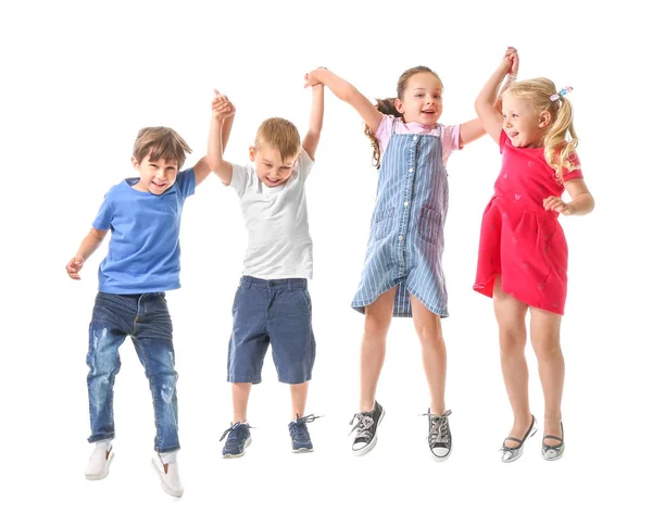 Groupe de petits enfants sautant sur fond blanc — Photo