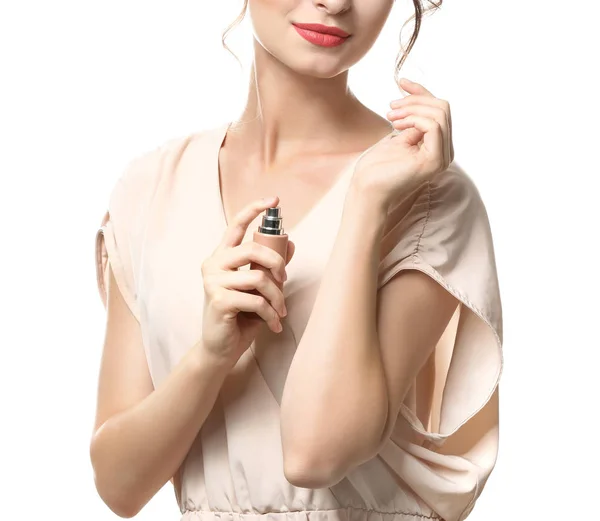 Belle jeune femme avec bouteille de parfum sur fond blanc — Photo