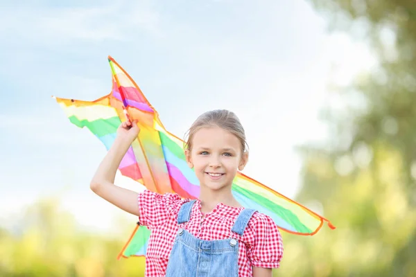 Kleines Mädchen fliegt Drachen im Freien — Stockfoto