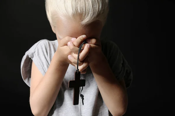 Küçük kız koyu arka plan üzerinde dua — Stok fotoğraf